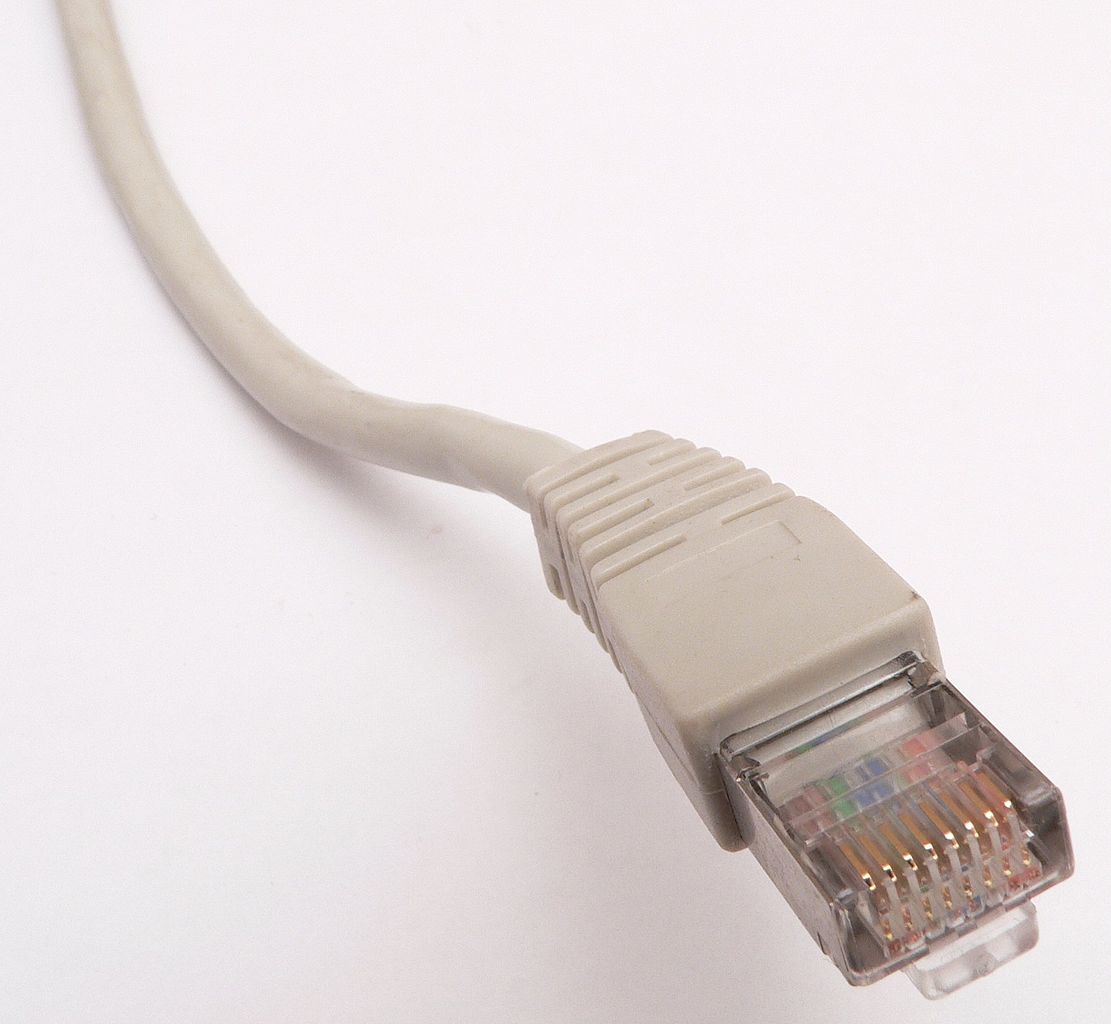 Connecteur RJ45 à 8 fils (source Wikipédia)